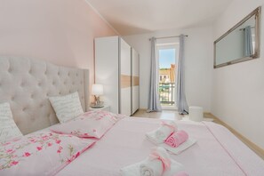 Desk, free WiFi, bed sheets - Picturesque, dog-friendly holiday home just 400 metres from the beach with BBQ, cot (Porec)