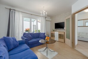Living area - Picturesque, dog-friendly holiday home just 400 metres from the beach with BBQ, cot (Porec)