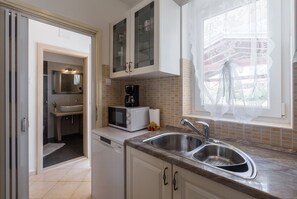 Coffee/tea maker, fridge, microwave, stovetop - Picturesque, dog-friendly holiday home just 400 metres from the beach with BBQ, cot (Porec)