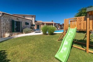 Children’s area - Mediterranean villa with private pool, barbecue, table tennis and close to the Parenzana cycle path (Vižinada)