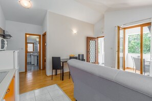Living area - Picturesque apartment just 400 metres from the beach with WiFi, air conditioning and washing machine (Porec)