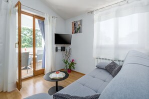Living area - Picturesque apartment just 400 metres from the beach with WiFi, air conditioning and washing machine (Porec)