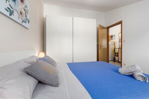 Desk, free WiFi, bed sheets - Picturesque apartment just 400 metres from the beach with WiFi, air conditioning and washing machine (Porec)