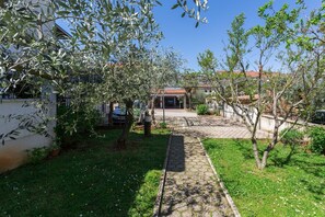 Property grounds - Picturesque apartment just 400 metres from the beach with WiFi, air conditioning and washing machine (Porec)
