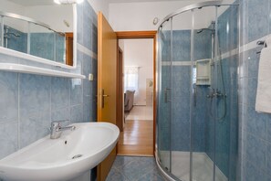 Shower, towels - Picturesque apartment just 400 metres from the beach with WiFi, air conditioning and washing machine (Porec)
