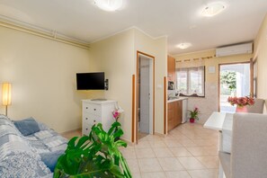 Interior - Cosy apartment just 400 metres from the beach with parking, washing machine and garden (Porec)