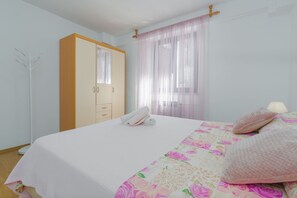 Desk, free WiFi, bed sheets - Cosy apartment just 400 metres from the beach with parking, washing machine and garden (Porec)