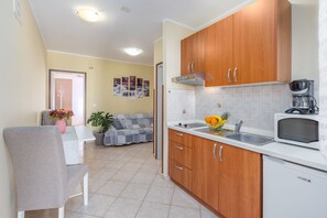 Fridge, microwave, stovetop, coffee/tea maker - Cosy apartment just 400 metres from the beach with parking, washing machine and garden (Porec)