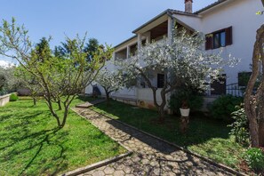 Property grounds - Cosy apartment just 400 metres from the beach with parking, washing machine and garden (Porec)