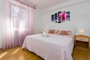 Desk, free WiFi, bed sheets - Cosy apartment just 400 metres from the beach with parking, washing machine and garden (Porec)