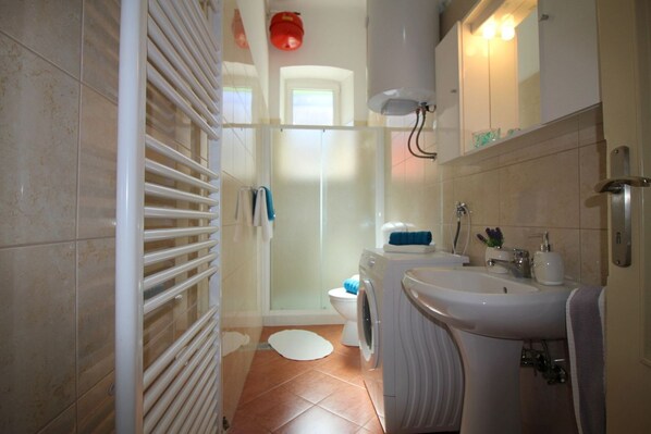 A bathroom with a shower, toilet, and sink. - Fantastic location in the centre of Porec, only 200 metres from the beach with sea views (Porec)