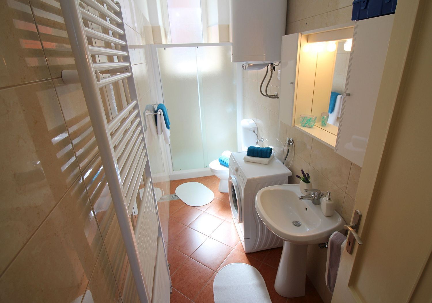 Une salle de bain avec douche, toilettes et lavabo.