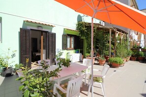 Outdoor dining - Fantastic location in the centre of Porec, only 200 metres from the beach with sea views (Porec)