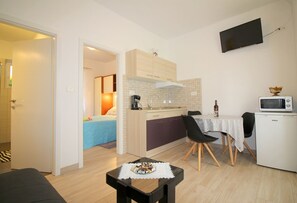 Escritorio, wifi gratis y ropa de cama 