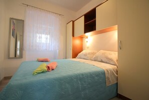 Desk, free WiFi, bed sheets - Dog-friendly apartment in the centre of Porec, just 400 metres from the beach (Porec)
