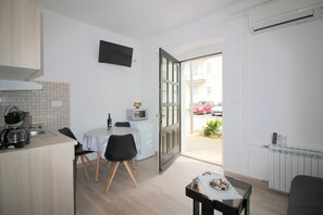 Dining - Dog-friendly apartment in the centre of Porec, just 400 metres from the beach (Porec)