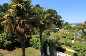 Property grounds - Light-filled apartment just 400 metres from the beach with sea views, WiFi, air conditioning (Porec)