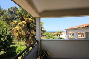 Property grounds - Light-filled apartment just 400 metres from the beach with sea views, WiFi, air conditioning (Porec)