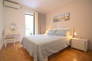 Desk, free WiFi, bed sheets - Light-filled apartment just 400 metres from the beach with sea views, WiFi, air conditioning (Porec)