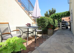 Outdoor dining - Light-filled apartment just 400 metres from the beach with sea views, WiFi, air conditioning (Porec)