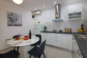 Dining - Cosy apartment with pool, barbecue area, children's playground, cot, parking space, air conditioning (Porec)