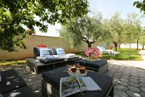 Terrace/patio - Cosy apartment with pool, barbecue area, children's playground, cot, parking space, air conditioning (Porec)