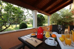 Outdoor dining - Cosy apartment with pool, barbecue area, children's playground, cot, parking space, air conditioning (Porec)