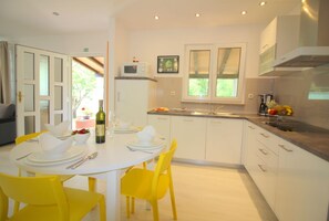 Fridge, microwave, stovetop, dishwasher - Special apartment with pool, cot, garden, barbecue, children's playground, parking space (Porec)