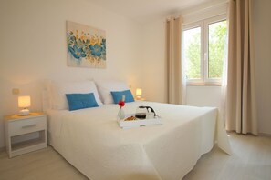 Desk, free WiFi, bed sheets - Special apartment with pool, cot, garden, barbecue, children's playground, parking space (Porec)