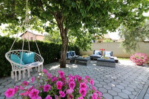 Terrace/patio - Special apartment with pool, cot, garden, barbecue, children's playground, parking space (Porec)