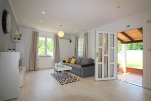 Living area - Special apartment with pool, cot, garden, barbecue, children's playground, parking space (Porec)