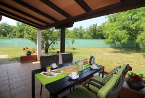 Outdoor dining - Special apartment with pool, cot, garden, barbecue, children's playground, parking space (Porec)