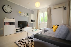 Living area - Special apartment with pool, cot, garden, barbecue, children's playground, parking space (Porec)