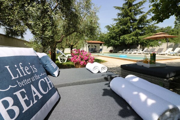 Pool - Special apartment with pool, cot, garden, barbecue, children's playground, parking space (Porec)