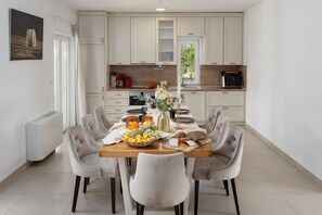 Dining - Fantastic villa with sea view, private pool, cot, BBQ area, washing machine (Kastelir)
