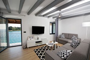 Living area - Stunning apartment in Rovinj with unique panoramic views right by the sea (Rovinj)