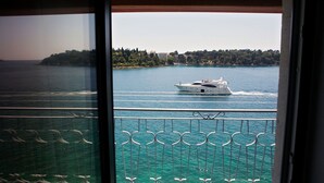 Een balkon met uitzicht op een zeiljacht op het water.