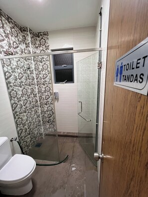 Bidet, toallas, jabón