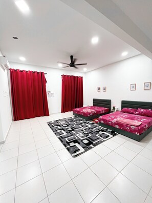 4 bedrooms, iron/ironing board, Internet, bed sheets - Spacious 4-bedroom house in enchanting Melaka with AC comfort (Melaka)