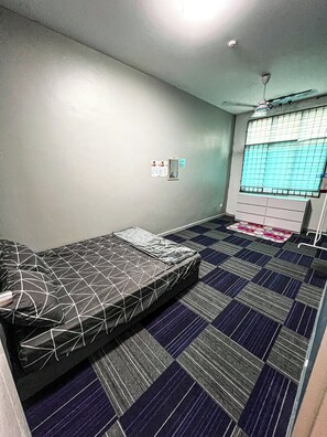 4 bedrooms, iron/ironing board, Internet, bed sheets - Spacious 4-bedroom house in enchanting Melaka with AC comfort (Melaka)