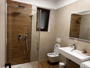 Shower, hair dryer, towels - Fantastic apartment in Rovinj, only 500 metres from the beach, with BBQ area and parking space (Rovinj)