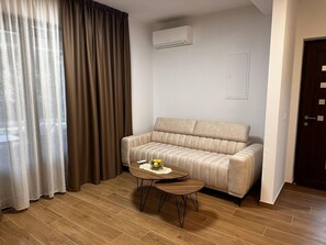 Living area - Fantastic apartment in Rovinj, only 500 metres from the beach, with BBQ area and parking space (Rovinj)