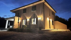 Una casa moderna de dos pisos con techo plano y garaje.
