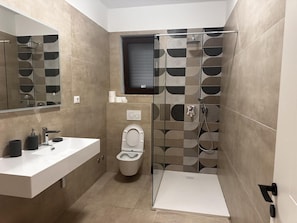 Shower, hair dryer, towels - Modern apartment in Rovinj, only 500 metres from the beach, with parking, barbecue and washing machine (Rovinj)