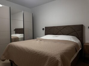 Desk, free WiFi, bed sheets - Modern apartment in Rovinj, only 500 metres from the beach, with parking, barbecue and washing machine (Rovinj)