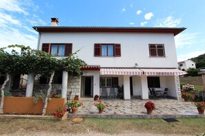Exterior - Mediterranean apartment in Rovinj, only 500 metres from the beach, with private terrace and barbecue (Rovinj)