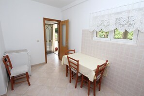 Dining - Mediterranean apartment in Rovinj, only 500 metres from the beach, with private terrace and barbecue (Rovinj)