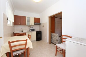 Fridge, microwave, stovetop, coffee/tea maker - Mediterranean apartment in Rovinj, only 500 metres from the beach, with private terrace and barbecue (Rovinj)