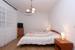 Desk, free WiFi, bed sheets - Mediterranean apartment in Rovinj, only 500 metres from the beach, with private terrace and barbecue (Rovinj)