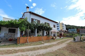 Exterior - Mediterranean apartment in Rovinj, only 500 metres from the beach, with private terrace and barbecue (Rovinj)